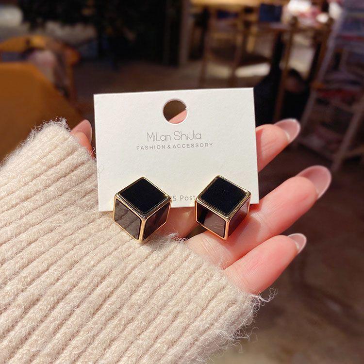 Trendy Retro Geometric 3D Earrings: 2025 Unique Design, Personalized Stud-like Jewelry чёрный