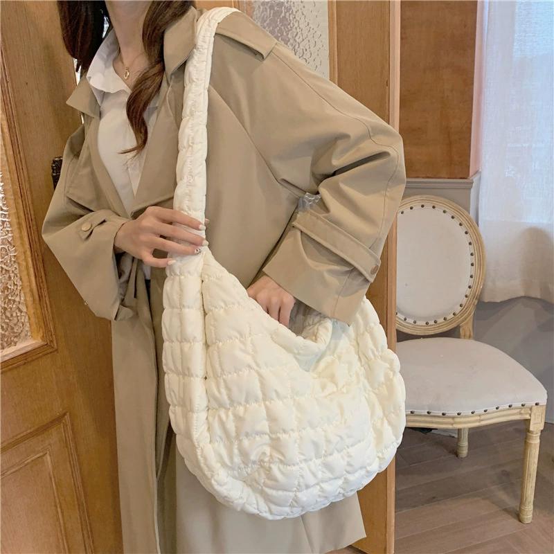 

Autumn and Winter Fashi Large Capacity Folded Cloud Bags Lightweight Down Shoulder Bag Lady Messenger Light Weight Travel Bags белый