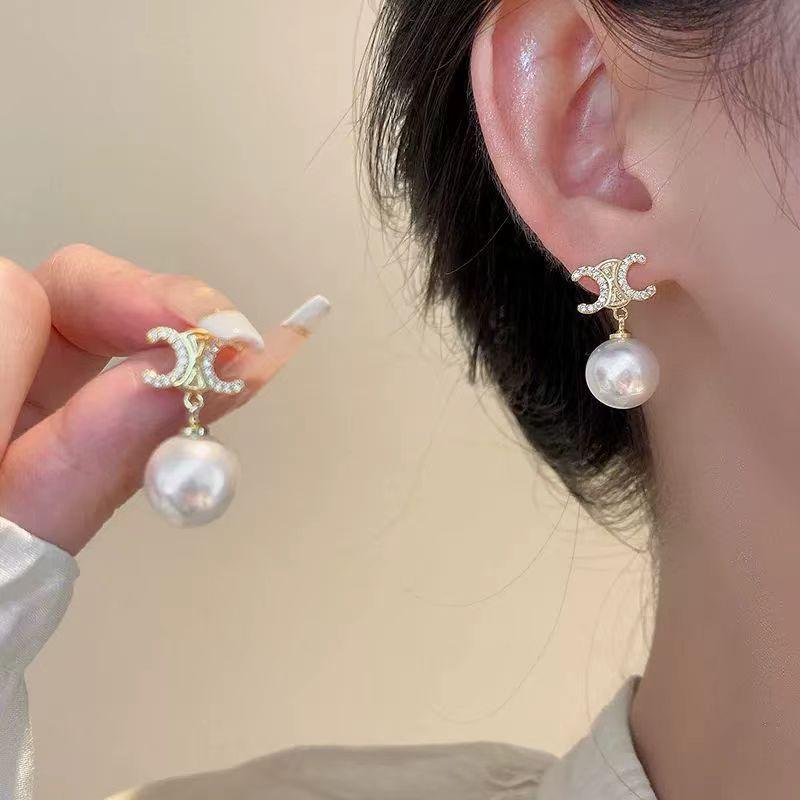 Orecchini alla moda con frange, lussuosi e sofisticati, dal fascino elegante. Lunghi Orecchini di Perle per uno Stile Versatile e Raffinato.