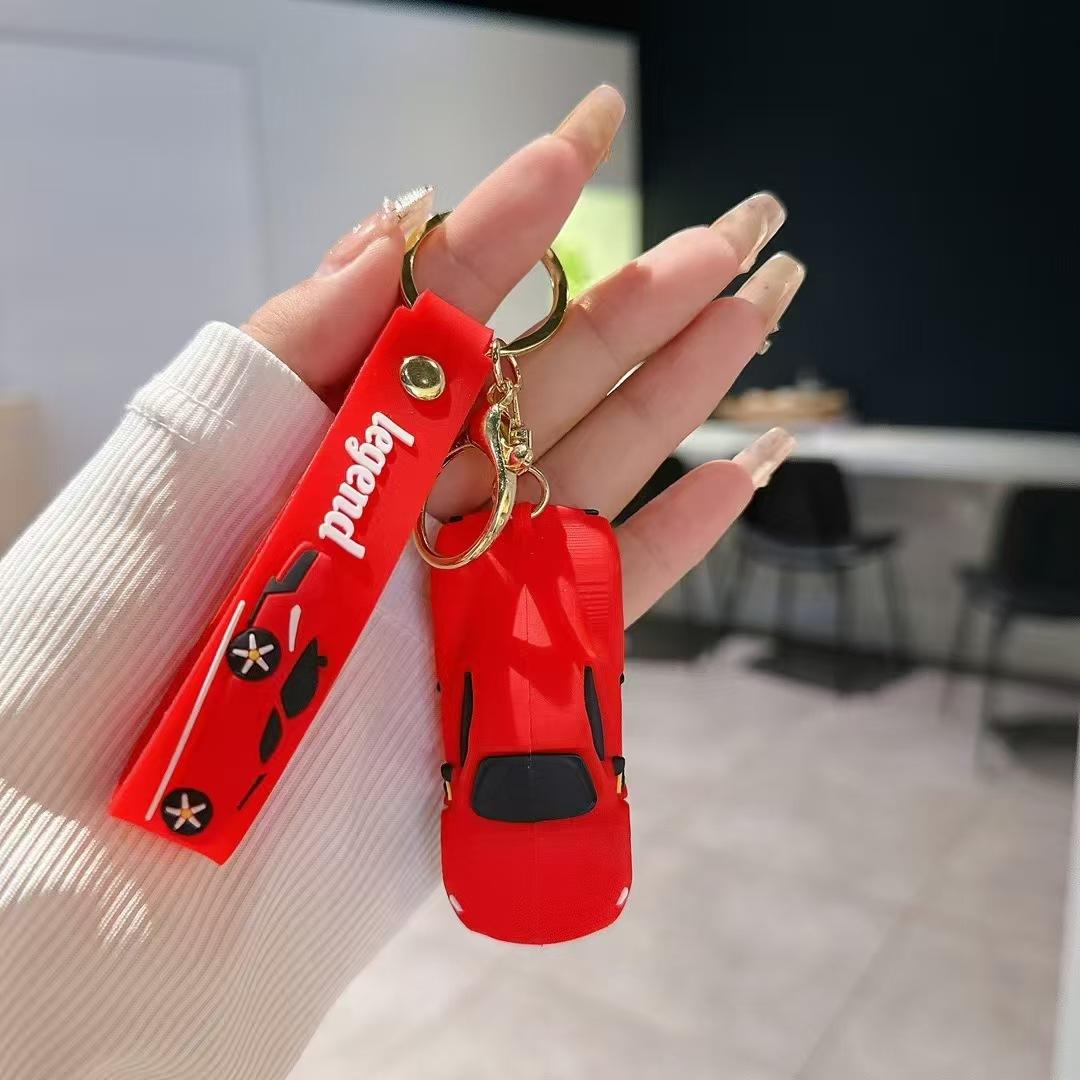 Nieuwe Coole Sportwagen Sleutelhanger Cartoon Koppeltje Gepersonaliseerd Zacht Plastic Ornament Tas Cadeau Y2k Mode Speelgoed Anime Cartoon Vriend red