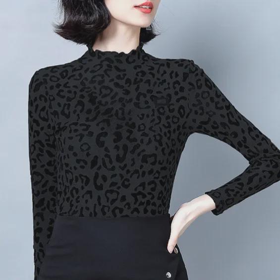 Damen-T-Shirt mit Leopardenmuster und schmaler Passform im Herbst 2024 aus Netzstoff – dünner, lässiger Trend mit halbhohem Kragen.