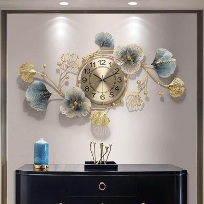 Analoge Wanduhr aus Metall mit Blumenmuster und geräuschloser Wischmaschine – ideale Wohndeko und Wanddekoration für das Wohnzimmer, RooHotels 35X22 Zoll, Gold