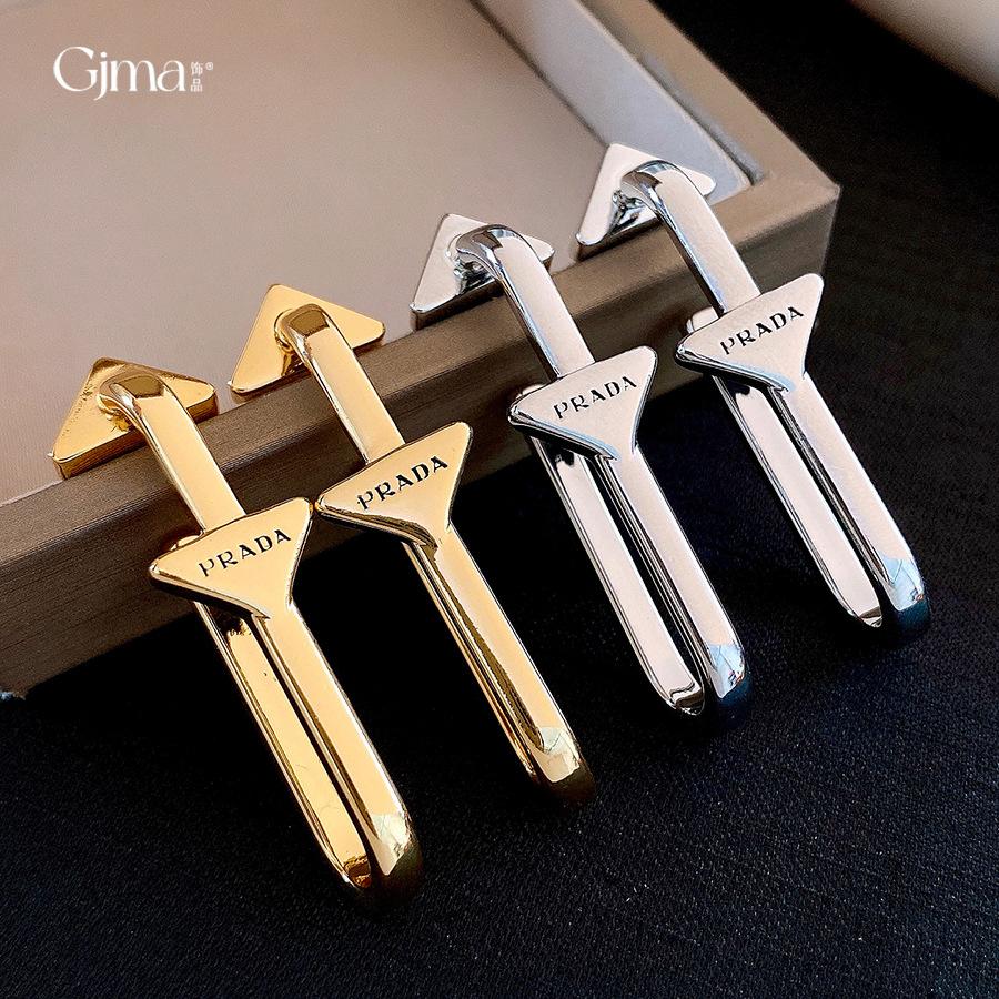 Galvanisierte Silbernadel U-förmige Buchstabe Dreieckige Ohrringe, Steckerohrringe, Temperament-Ohrringe, Nischen-Design-Gefühl