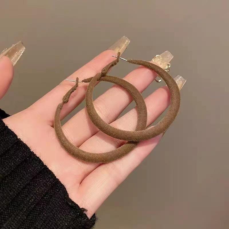 Silver Needle Retro Flocking Circle Earrings - Elegant Autumn/Winter Ear Cuffs for a Sophisticated Look.