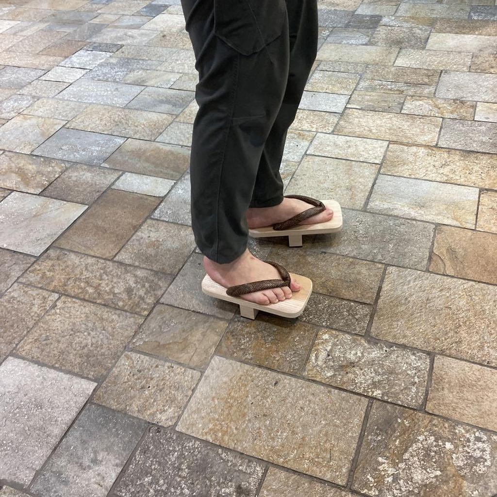 Single-legged geta sandals, Tenichi Tengu geta T-52. "Awa paulownia wood geta/Tengu geta" for experiential training. In-stock item. Brown snake-patter