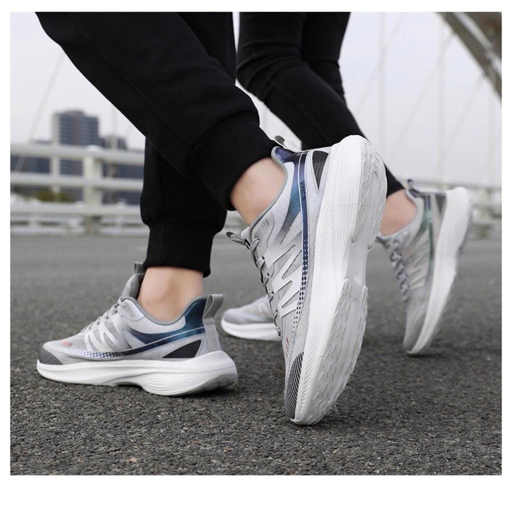 Men's Shoes Are Breathable and Odorless. New Couple Style Sports Shoes with Mesh and Breathable Running Shoes