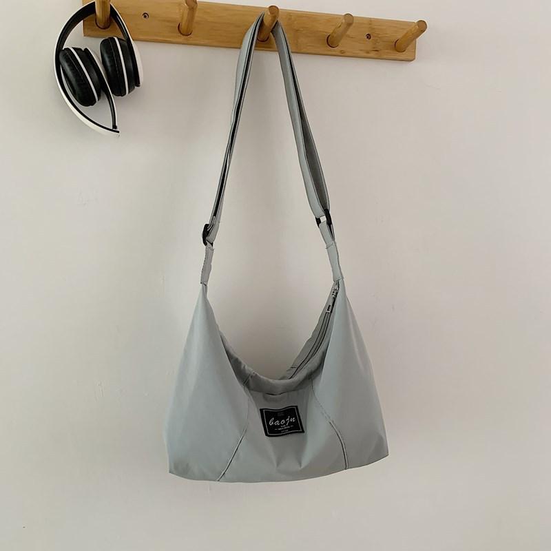 2025 new spring large-capacity single-shoulder cross-body retro simple foreign commuter women's bag fashionable casual tote bag