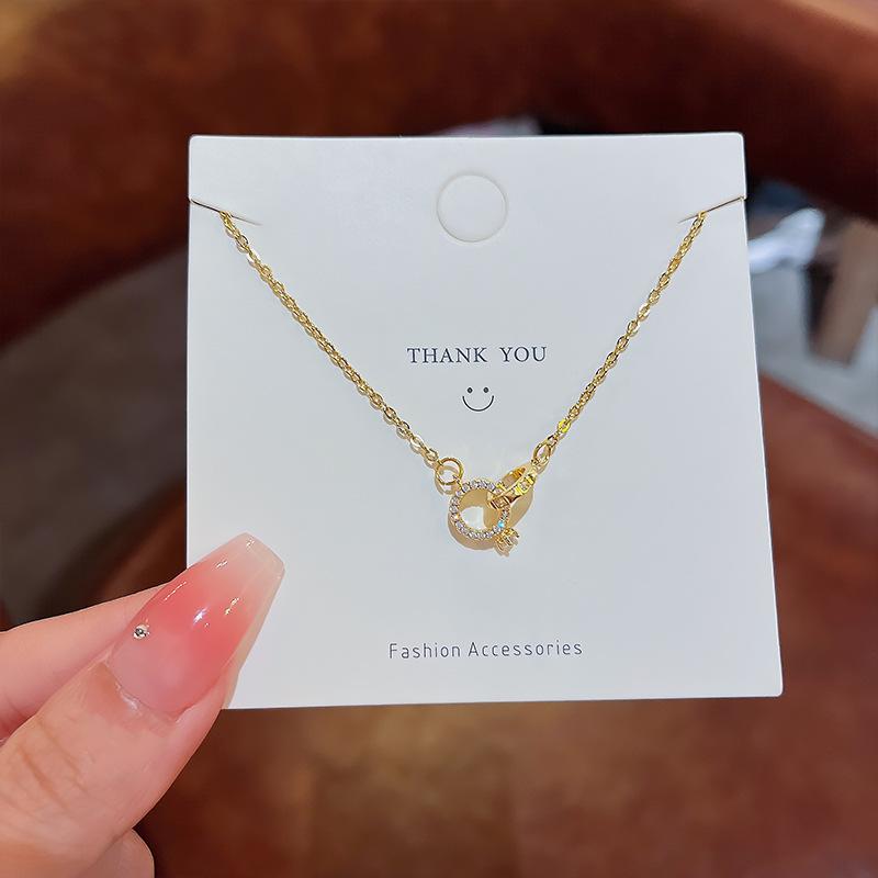 Leichte, luxuriöse, temperamentvolle Halskette mit Fee-Joker-Ins-Anhänger, neues, leichtes, luxuriöses Nischengeschenk für seine Freundin.