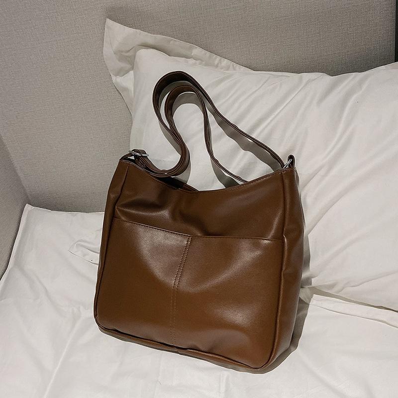 IELGY women's soft leather retro bucket bag, large-capacity crossbody shoulder tote bag (free pendant)