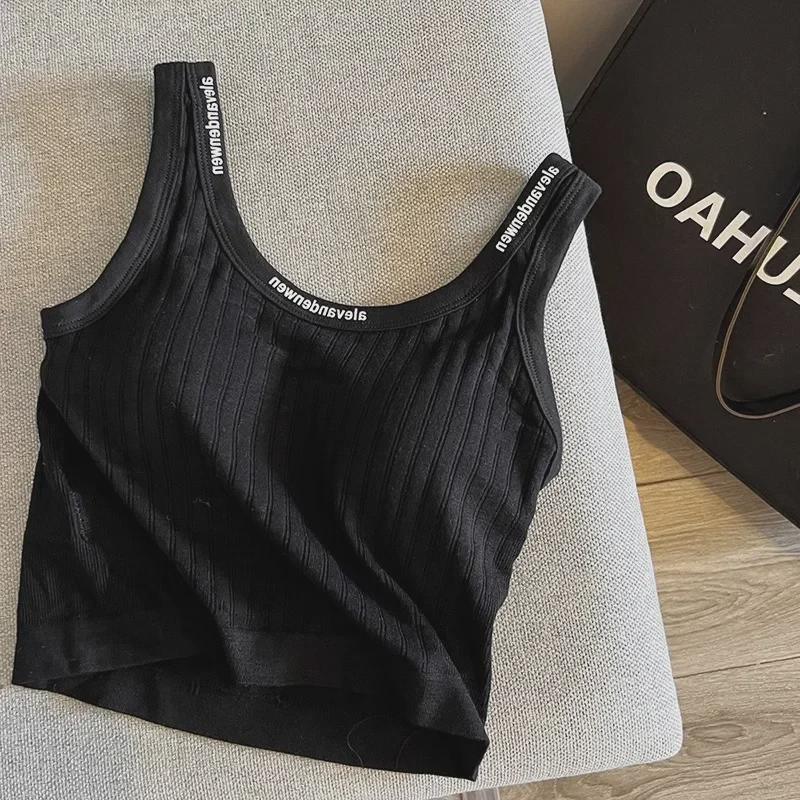 Pohodlný dámský top bez rukávů s vycpávkami na prsou a stylovými síťovanými zády