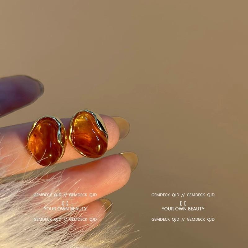 

French retro amber earrings femininity cold wind studs Hong Kong style light luxury ins niche high-end earrings бурштин