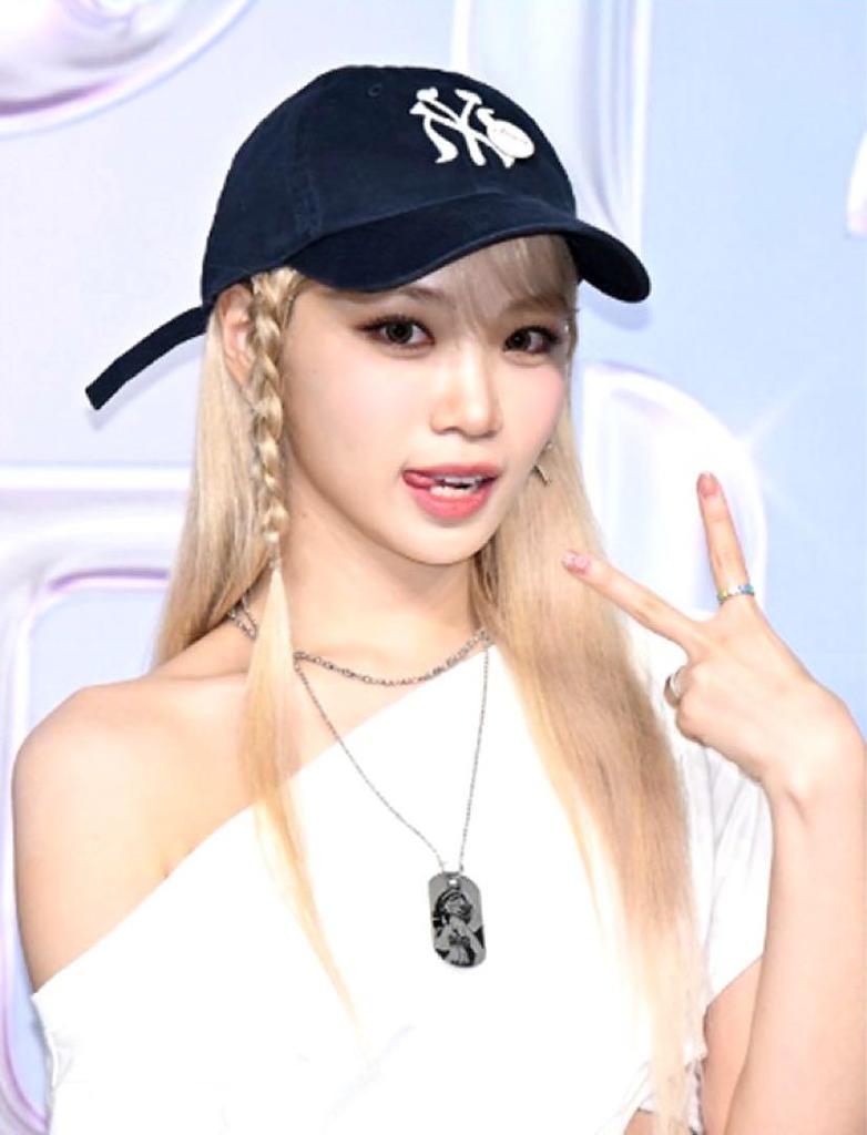 [USED] HYSTERIC GLAMOUR Guitar Girl Necklace Worn by Chaewon