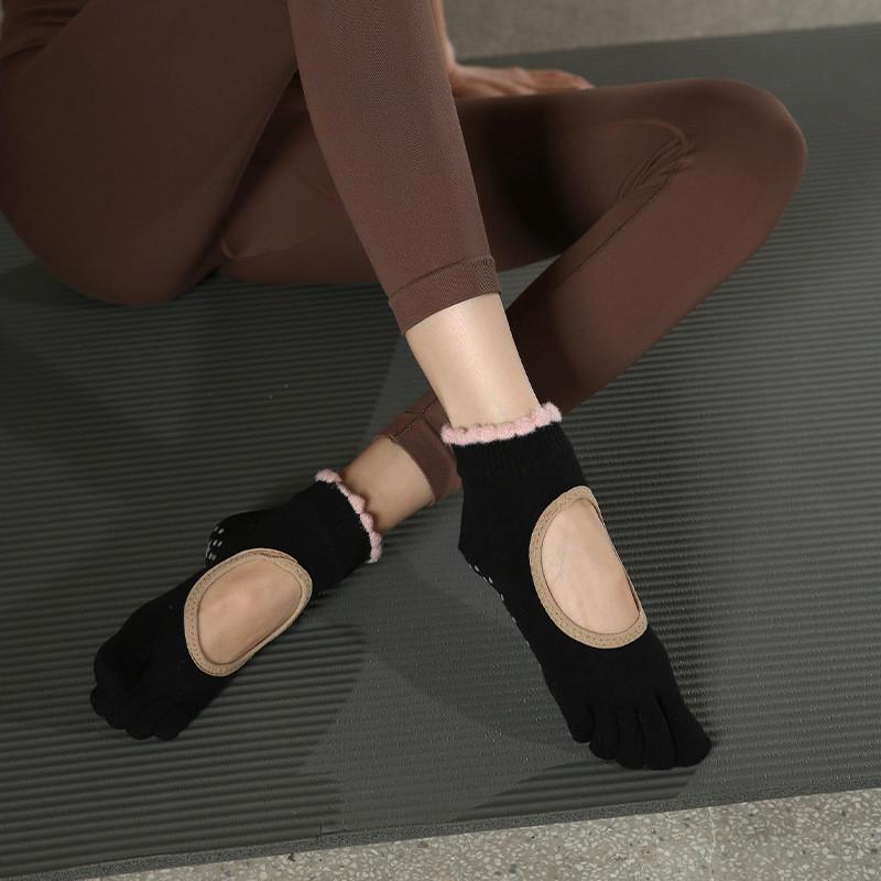 

Носки для йоги, противоскользящие, профессиональные, женские, летние, тонкие, с разрезом на пять пальцев, короткие, дышащие, для занятий пилатесом, аэробикой, спортивные носки One size fits all чёрный