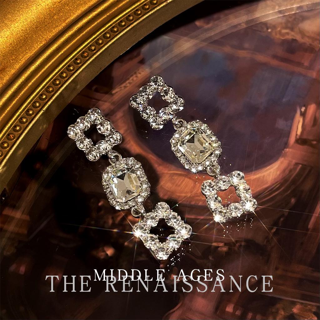 Boucles d'oreilles vintage style rétro avec design exagéré de palais occidental