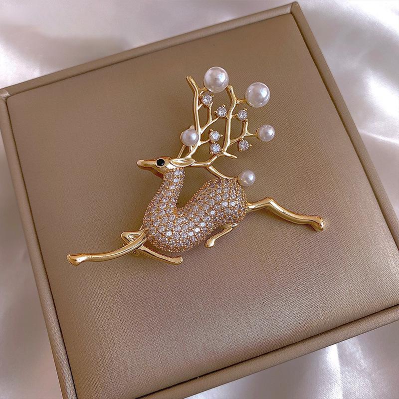 

High-End Sparkling Reindeer Brooch with Faux Pearl Antlers