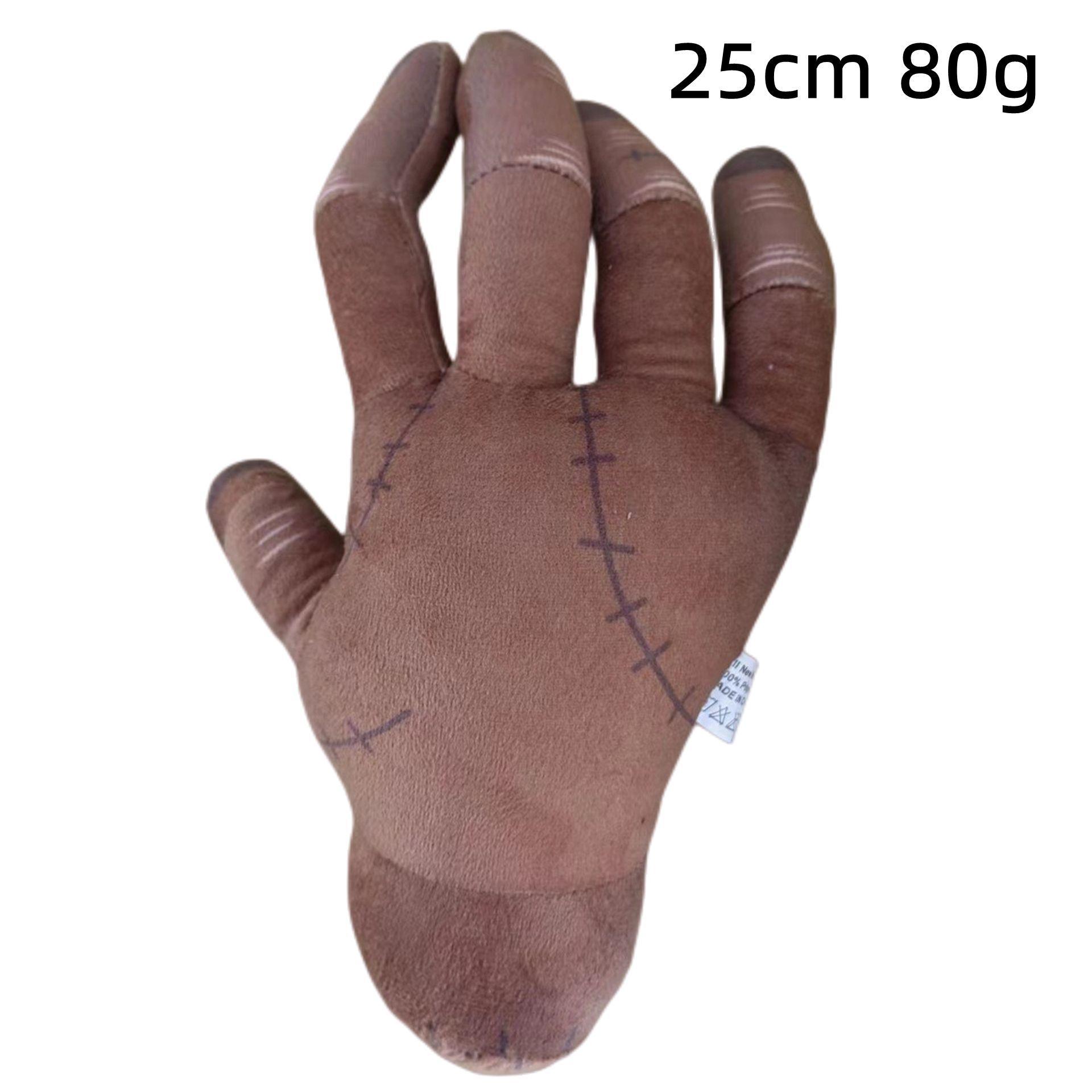 

Плюшевая игрушка вокруг куклы pictured