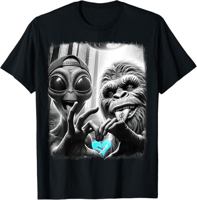 Bigfoot Sasquatch Alien Lovefest Love Hand Sign 0LTD4V T-Shirt