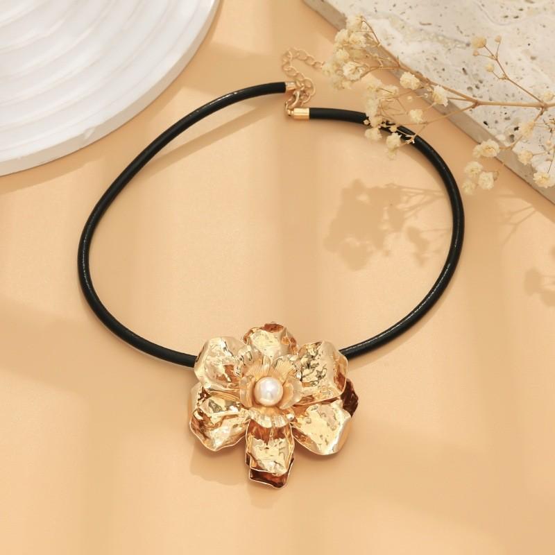 Personalized exaggerated metal three-dimensional pleated large flower necklace earrings retro flower jewelry set