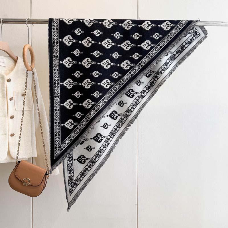 Spot autumn and winter roll grass triangle towel European and American retro skin-friendly boutique jacquard cashew flower imitation cashmere shawl