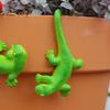 2 Pcs Planter Gecko Statue Hanging Climbing Lizard Figurine Flower Pot Hanger Decoration Resin Gecko for Office Flower Pot Outdoor Plant Decor