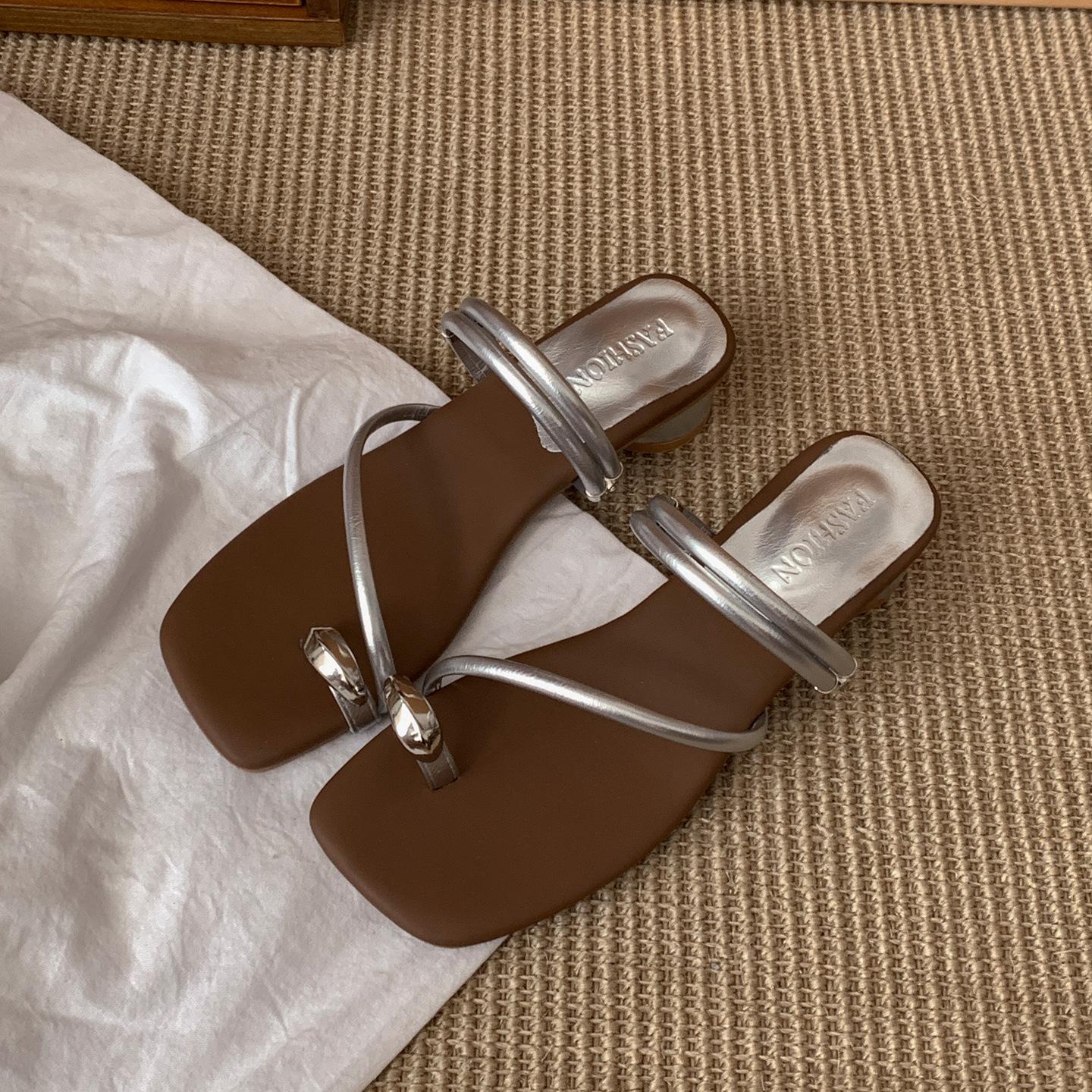 

Queen Fan retro slope heel heightening set of toe slippers for women s summer wear 2025 new models with skirts French cool slippers 40 серебряный