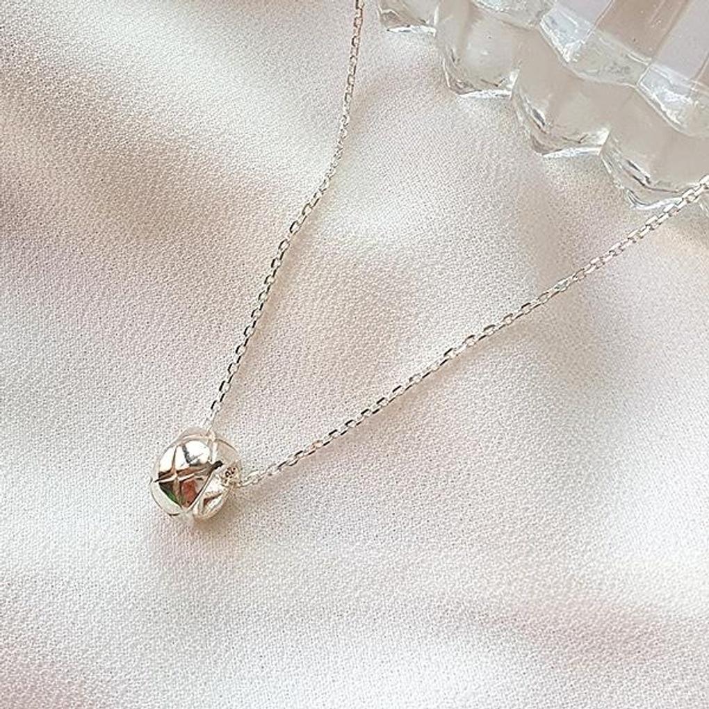 Women's Daily Point Mini Quilted Ball Necklace