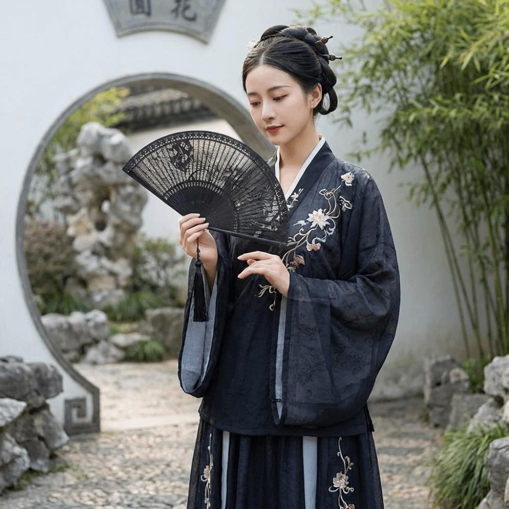 Portable Hollowed-Out Folding Fan Classical Vintage Chinese Style Bamboo Fan with Tassel Decorative Dance Fan Performance Prop