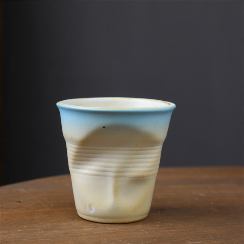 Kreative handgeformte Keramiktasse Nische Retro Plissierte Tasse Grobkeramik Imitation Pappbecher Unregelmäßige Kaffeetasse