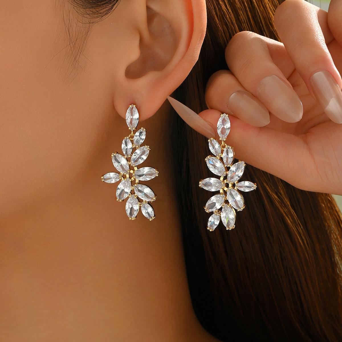 

Легкие роскошные маленькие женские серьги с ароматом, геометрическая инкрустация, дизайн, полностью усыпанный бриллиантами, высококлассные серьги-пусеты, универсальные новые серьги