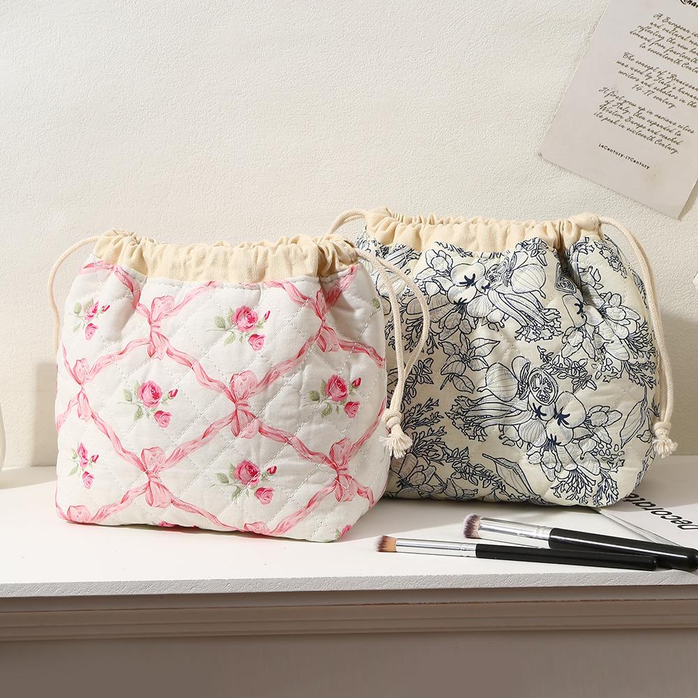 Cute Quilted Cosmetic Bag for Women Girl Large Capacity Travel Drawstring Storage Pouch Makeup Bag Female Travel Clutch Bags