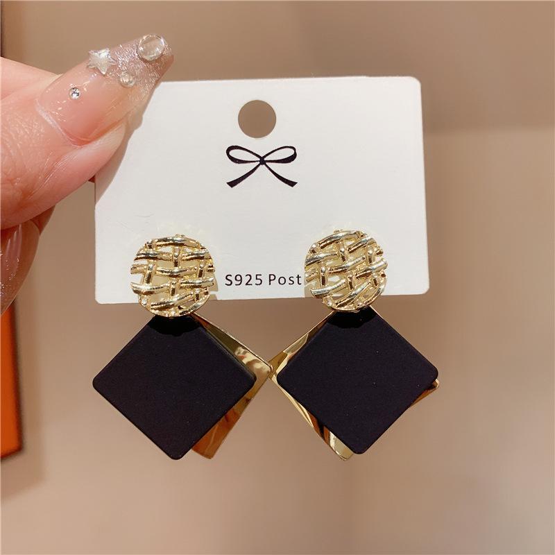 New Retro Gold Color Lattice Dangle Earrings Hollow Geometric Top Black Square Piece Pendants Women's Hanging Earrings brincos