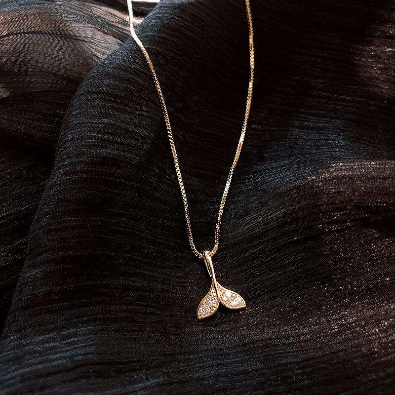 Korean bear diamond-encrusted geometric necklace, simple and cold wind pendant, collarbone chain pendant, versatile necklace.