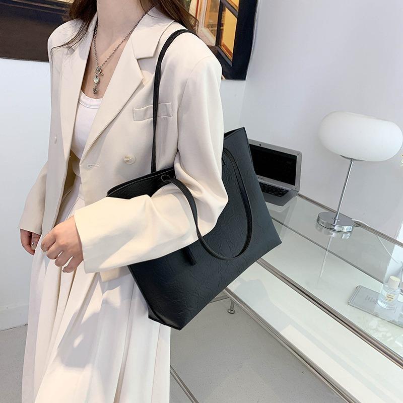 Autumn new tassel women's bags, shoulder handbags, large-capacity handbags, and fashionable bags.