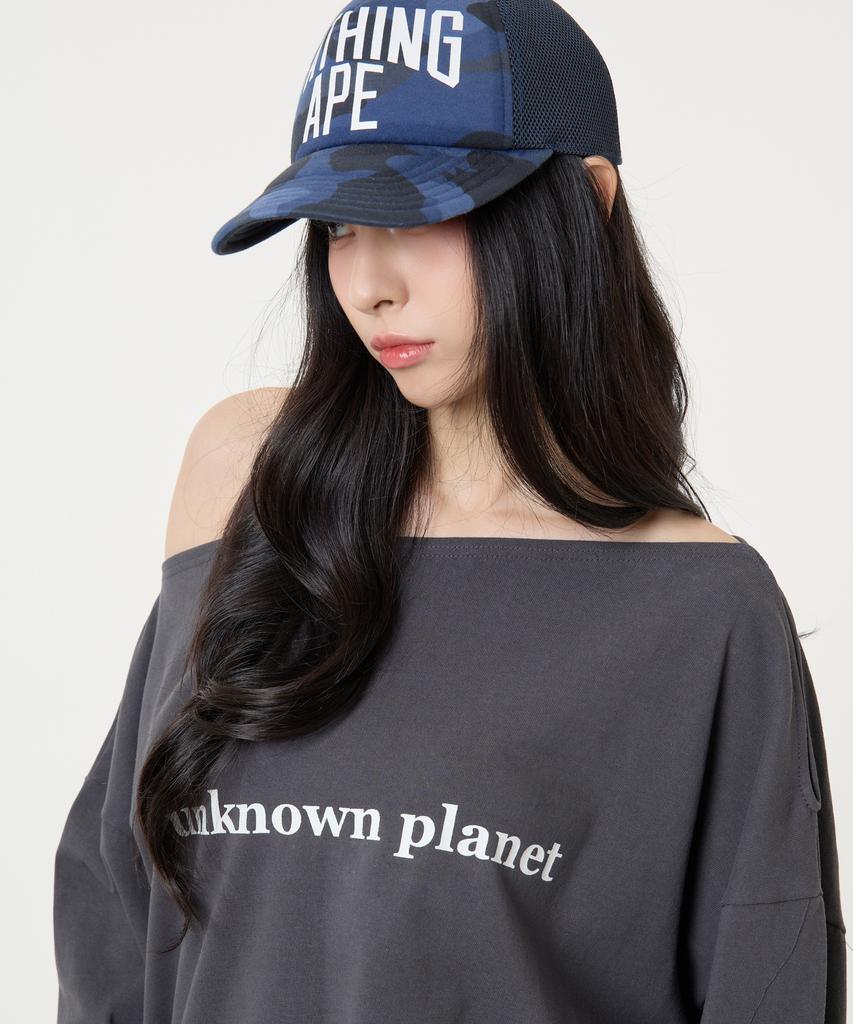 UNKNOWN PLANET Off-Shoulder Logo Long-Sleeve T-Shirt Charcoal