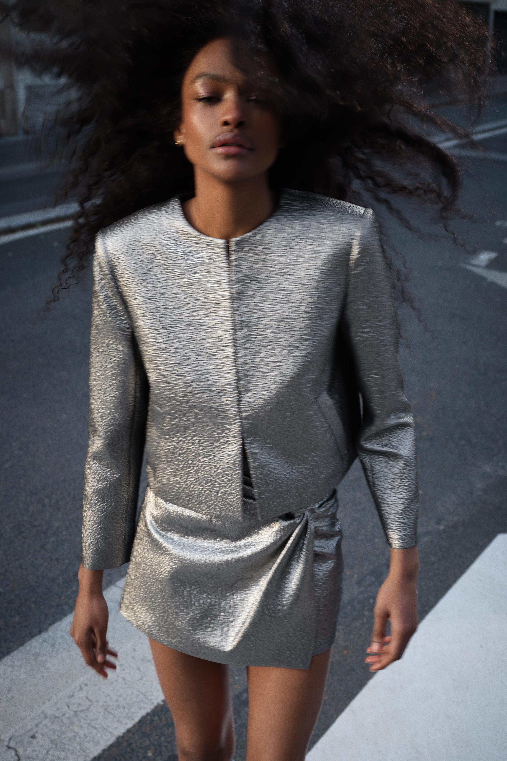 

УКОРОЧЕННАЯ ЛАМИНИРОВАННАЯ КУРТКА