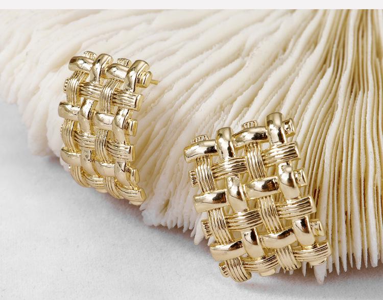 Metal Weave Stud Earrings: Sophisticated European and American Autumn/Winter Fashion for Women.