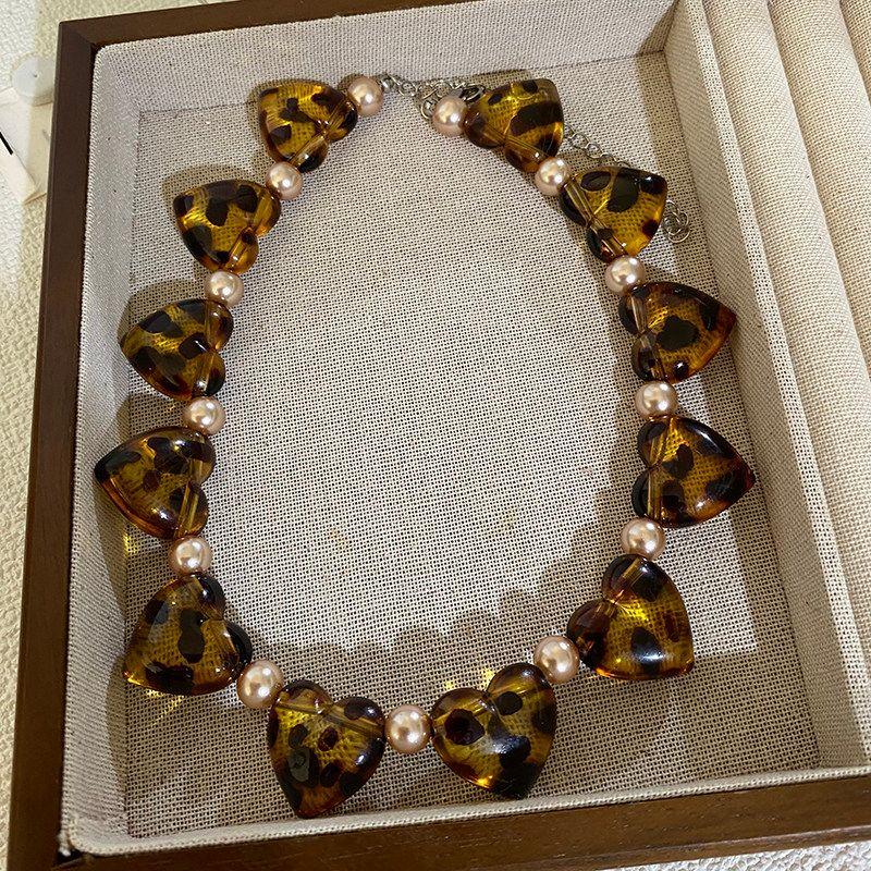 

Fashion Queen Mother Pearl Necklace for Women 2025 New Arrival Fancy Light Luxury Minority Maillard Leopard-Print Clavicle Chain Love Necklace