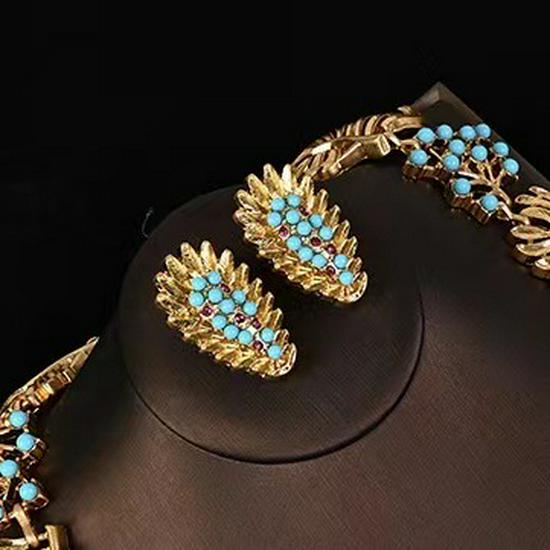 

Элегантное колье и серьги в средневековом стиле со светло-голубыми стразами