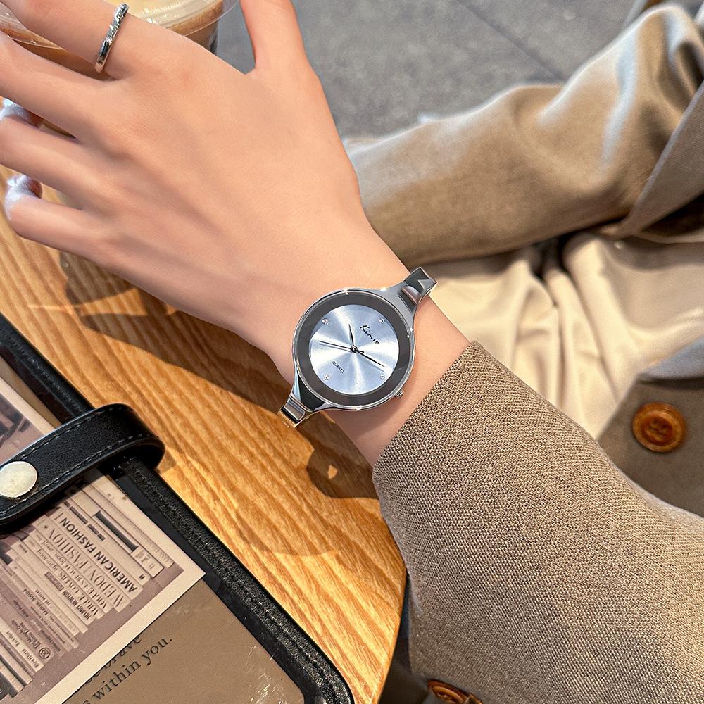 Temperament Nischen-Quarzuhr Disc Light Luxus Einfache skalenlose Strass Casual Armband Stil Uhr für Frauen