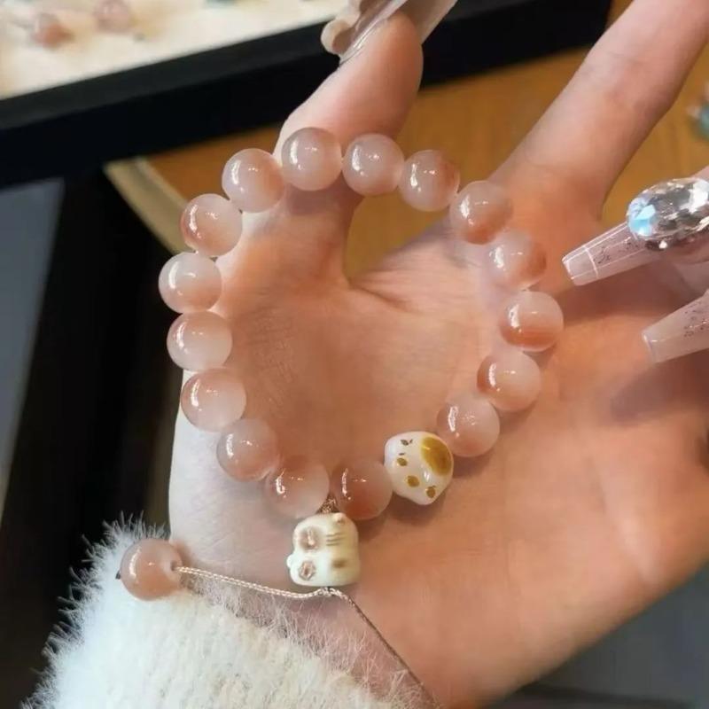 Drunk lime cat lime bracelet before the flower, cat paw holding high-value bracelet, female hand twisting finger soft bracelet.