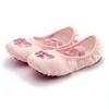 Scarpe da ballo in raso per bambini, con ricamo di corona e design a zampa di gatto.