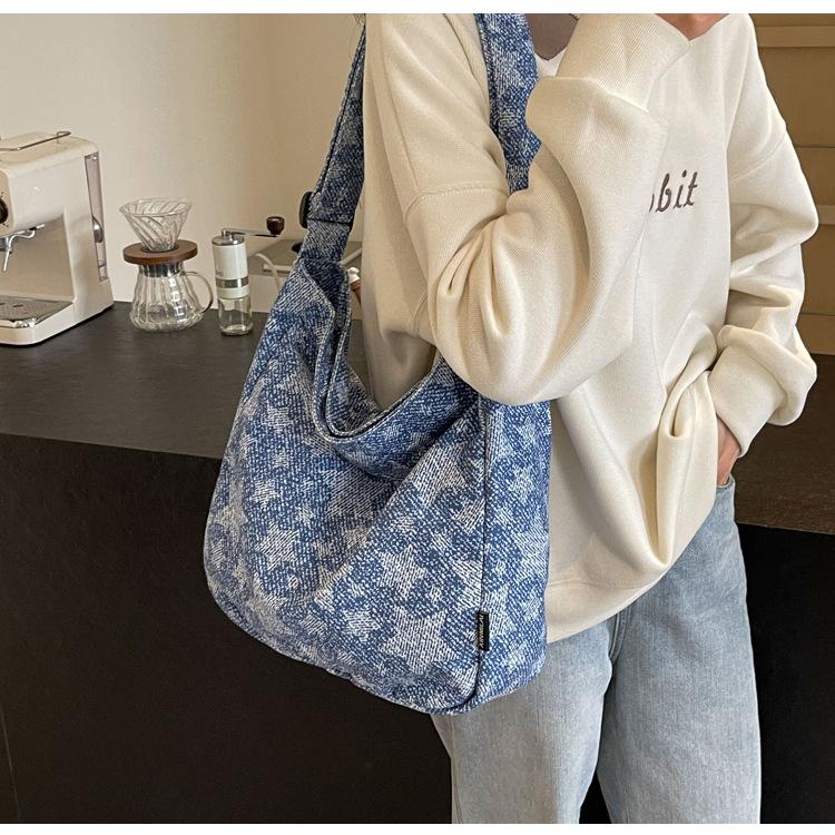 Женская большая вместительная пригородная сумка через плечо — фото 14