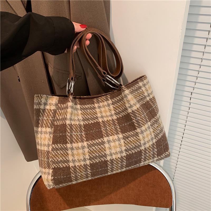 

Жіноча сумочка в іноземному стилі, весна 2024, новий модний темперамент, проста сумка-тоут, модна повсякденна сумка під пахвами коричневий