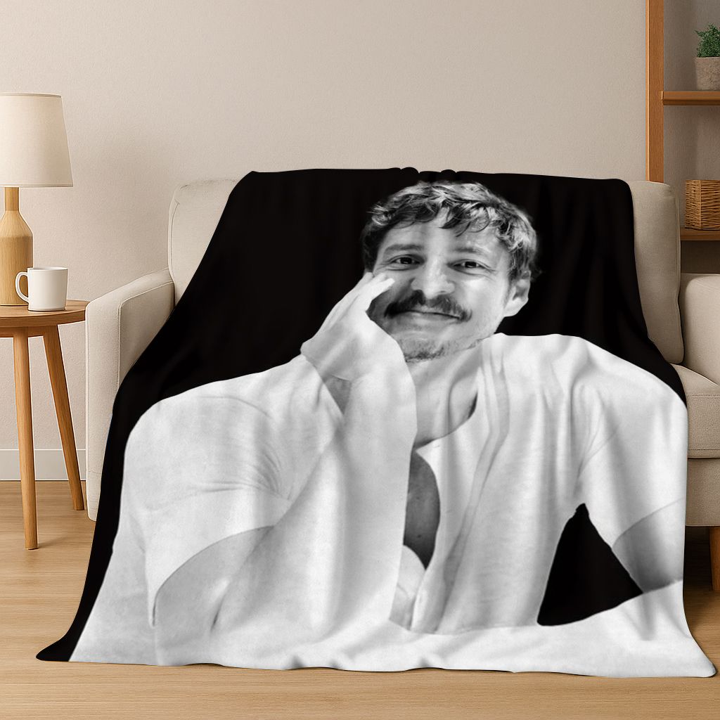 2025 Neue Pedro Pascal Schauspieler Star Kunst Flanelldecke, Gemütliche Weiche Überwurfdecke für Zuhause Schlafzimmer Bett Sofa Picknick Abdeckung Kinder Geschenk