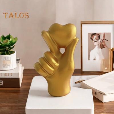 Estatueta de gesto de coração de amor segurando coração mão estátua de resina escultura escritório em casa festa de casamento decoração de mesa ornamento