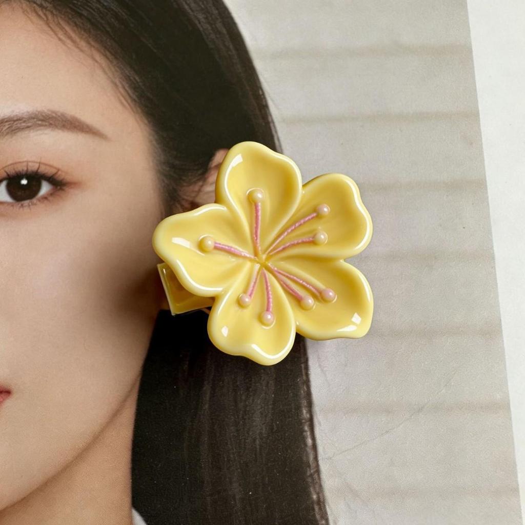 Elegant Floral Claw Hair Clip for Women - Sophisticated Bangs & Side Hair Accessory