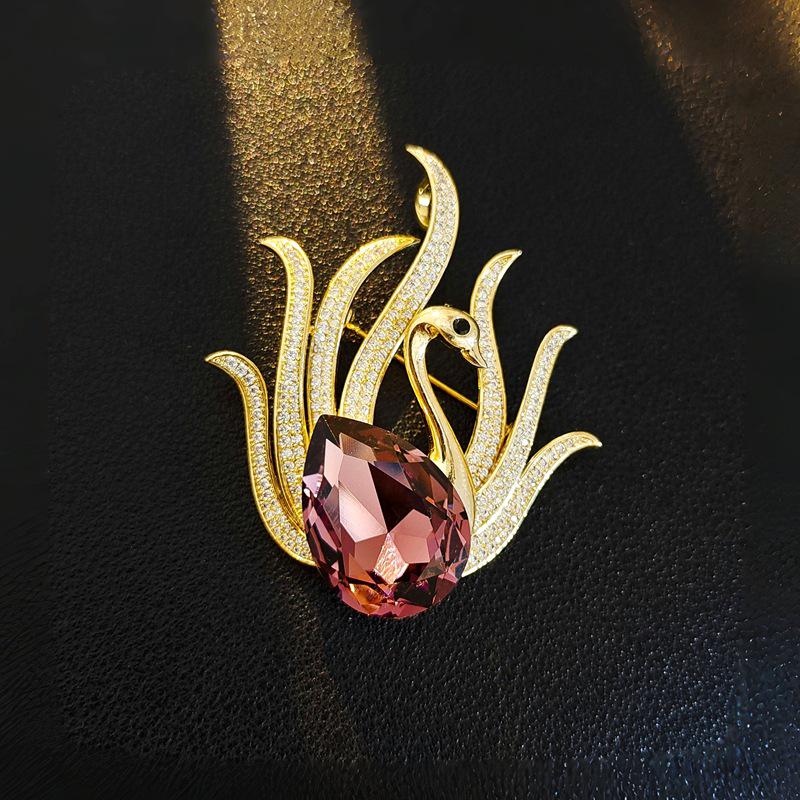 Elegant Rhinestone Animal Brooch: High-End Flower Design for Women's Coats and Accessories