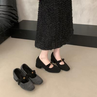 Sapatos de pelúcia pelúcia francesa uso de inverno 2025 outono e inverno de alta qualidade salto grosso bico quadrado sapatos simples de pelúcia
