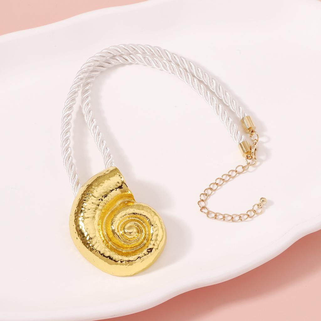 Popular Golden Conch Temperament Trendy Fashion Versatile Light Luxury Necklace Collarbone Chain Women