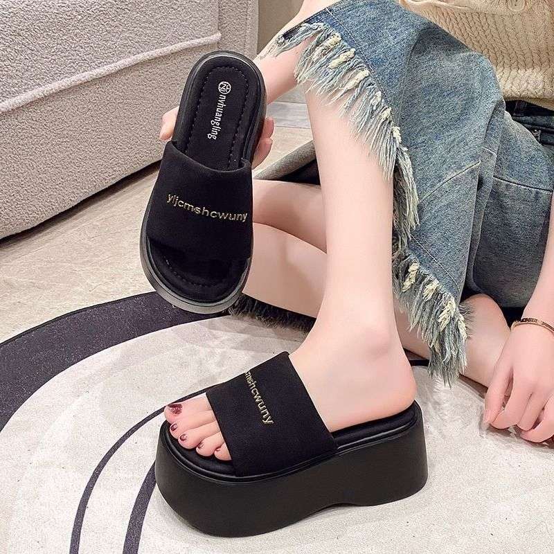 Foreign style thick-soled short man height-increasing one-word slippers women's summer out 2025 new fashionable retro open-toed cool slippers